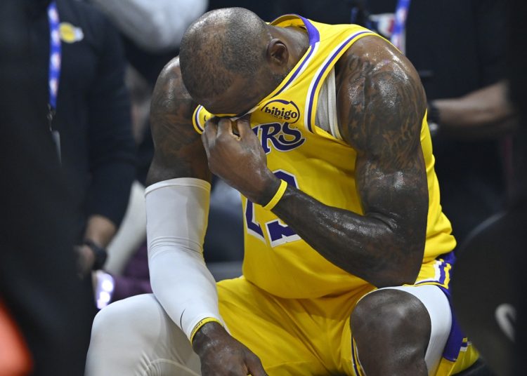 LeBron James ému aux larmes par l’hommage des Cavaliers