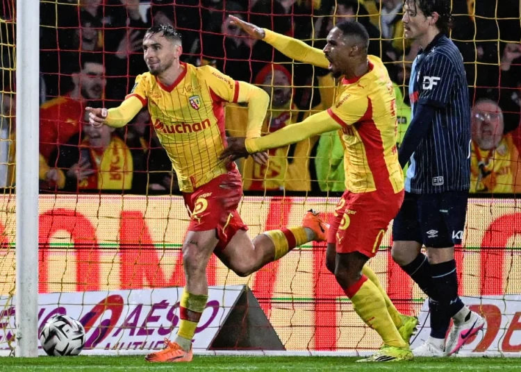 Lens retrouve la tête