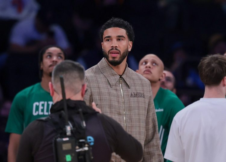 Jayson Tatum en civil sur le banc des Celtics