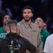 Jayson Tatum en civil sur le banc des Celtics