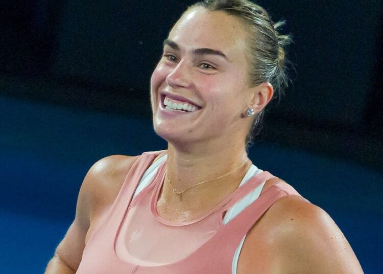 Open d'Australie > Aryna Sabalenka veut imiter Naomi Osaka : "Nous y travaillons, mais je ne sais pas, je pense que ce serait plutôt une tenue élégante et un tapis rouge. Peut-être, je ne sais pas, un manteau long ou... Je rêve, j'essaie de trouver une solution"