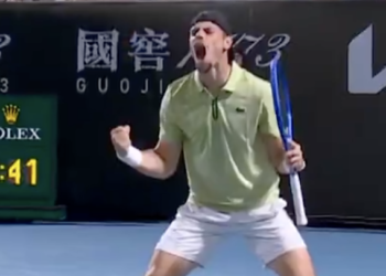 Open d'Australie, France > Le Français Arthur Gea, tombeur du 19e mondial et opposé à Stan Wawrinka au 2e tour : "Je l'encourageais à la télévision. Ce sont des légendes. Mais je vais essayer de gagner"