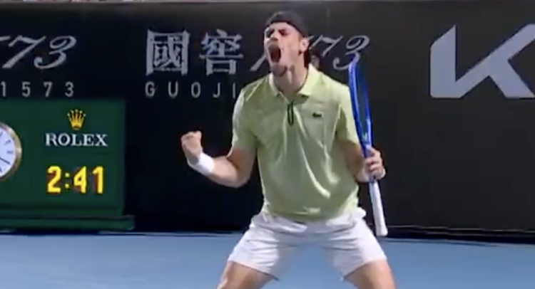 Open d'Australie, France > Le Français Arthur Gea, tombeur du 19e mondial et opposé à Stan Wawrinka au 2e tour : "Je l'encourageais à la télévision. Ce sont des légendes. Mais je vais essayer de gagner"