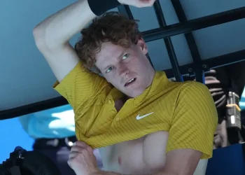 Open d'Australie > Jannik Sinner, un peu troublé : "Est-ce à cause du fait que je sois roux, à la peau claire que je souffre de la chaleur ? C'est peut-être mon problème. On ne sait pas"