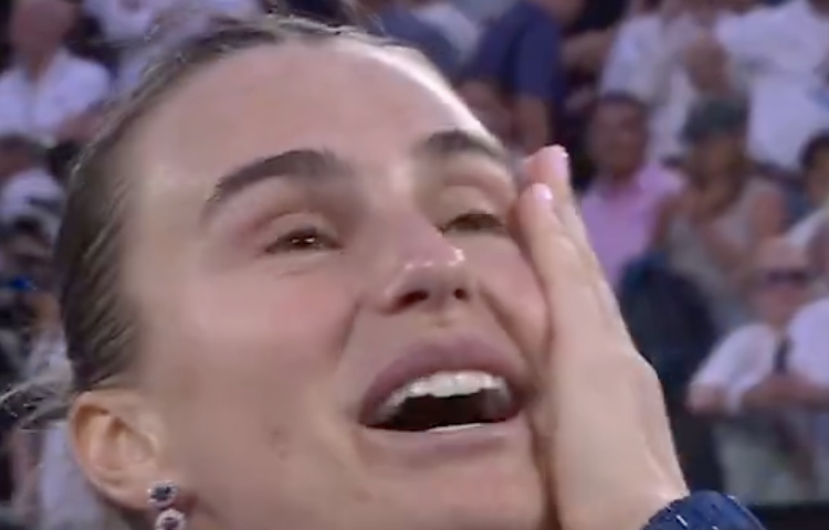 Open d'Australie > Sabalenka à Federer et Rod Laver après sa victoire au premier tour : "Est-ce que je peux prendre une photo avec vous s'il vous plaît ?"