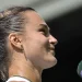 Open d'Australie > Sabalenka en mode midinette au sujet du double avec Djokovic : "J’attends toujours ce long message de sa part… comment il aimerait jouer avec moi… comment je suis sa partenaire de rêve…"