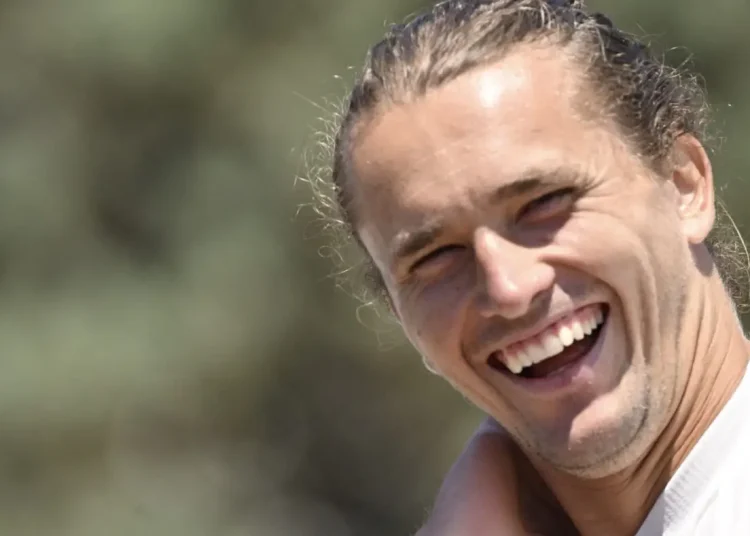 Open d'Australie > Zverev, presque jaloux : "Alcaraz et Sinner gagnent 50 millions de dollars par an. Nous ne sommes pas tous Carlos et Jannik. Je ne me plains pas du tout de ma vie. Je suis très satisfait de mon compte en banque"