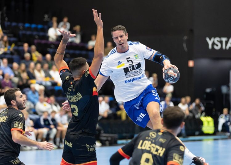 SUE | Kim Andersson endosse un nouveau costume à Ystads