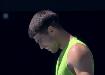 Vidéos, Open d'Australie > "Carlos Nadal", Alcaraz incapable de se retenir de rire en plein match