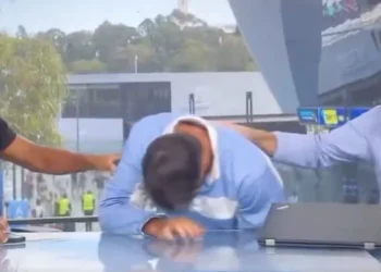 Vidéos, Open d'Australie > Darderi, adversaire de Sinner, fait une Nadal et s'écroule en plein direct à la télévision