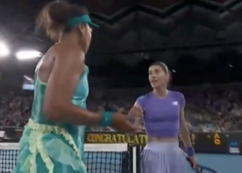 Vidéos, Open d'Australie > La poignée de main très tendue entre Naomi Osaka et Sorana Cirstea après la victoire de la Japonaise
