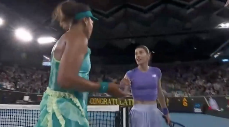 Vidéos, Open d'Australie > La poignée de main très tendue entre Naomi Osaka et Sorana Cirstea après la victoire de la Japonaise