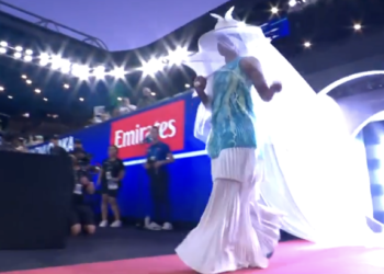 Vidéos, Open d'Australie > Naomi Osaka signe l'entrée sur le court la plus étrange de l'histoire