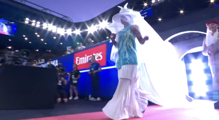 Vidéos, Open d'Australie > Naomi Osaka signe l'entrée sur le court la plus étrange de l'histoire