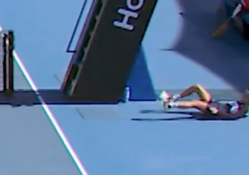 Vidéos, Open d'Australie > Une ramasseuse de balle s'évanouit en plein match, une joueuse réagit de la plus belle des manières