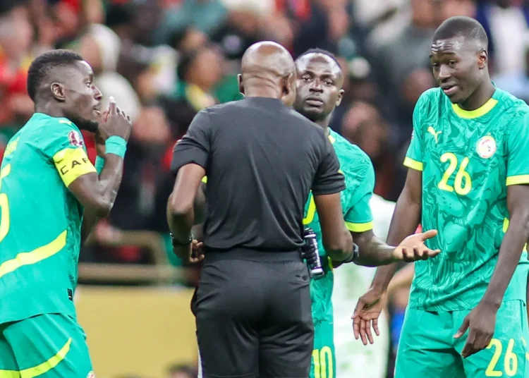 CAN 2025 : “c’est lunaire, il met un carton à la serviette”, les propos du boss de l’arbitrage africain font scandale !