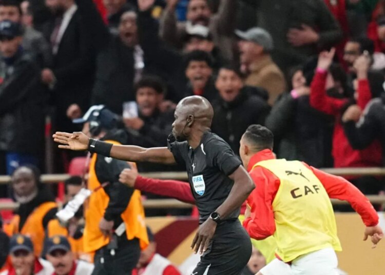 “Vous avez brillamment officié” : l’arbitre de la finale Sénégal-Maroc, Jean-Jacques Ndala, félicité en RDC