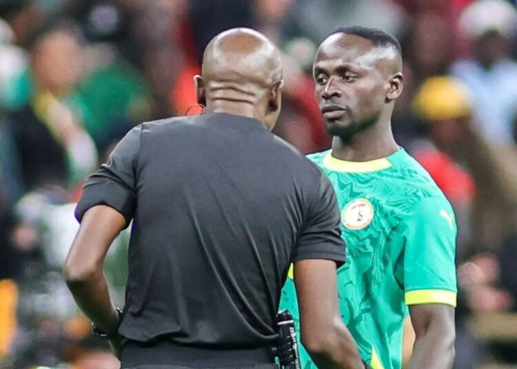 Sénégal-Maroc : l’échange inédit entre Sadio Mané et les arbitres de la finale