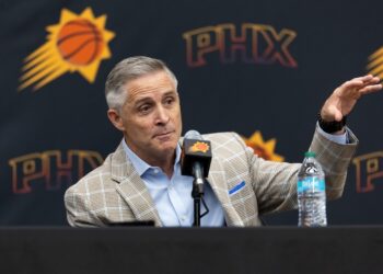 Le GM des Suns veut garder la tête froide face à la bonne saison de Phoenix