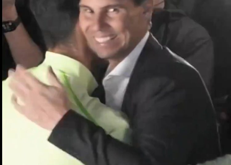 L'émouvante étreinte entre Nadal et Alcaraz après la finale de l’Open d’Australie