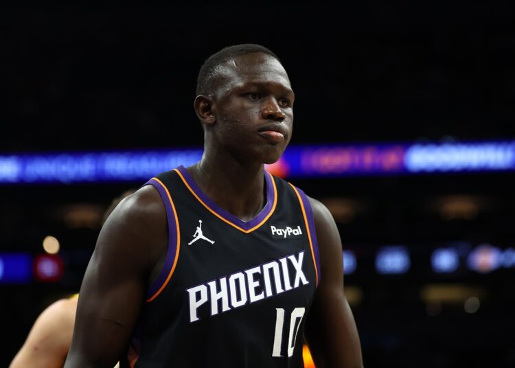 Pourquoi les Suns ne font-ils pas jouer Khaman Maluach ?