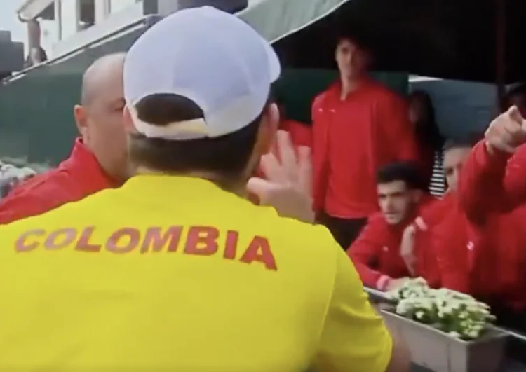 Vidéos, Coupe Davis > Provocations et jets de bouteilles, la rencontre entre le Maroc et la Colombie tourne au vinaigre