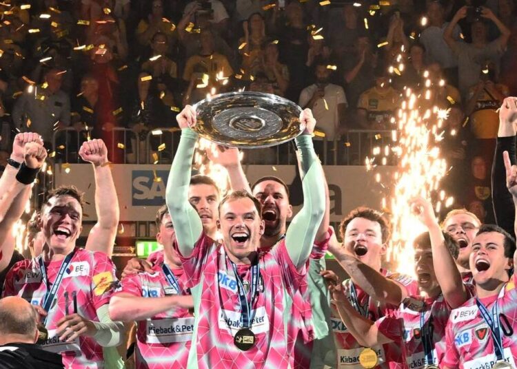 ALL | Volée puis retrouvée chez eux : l’histoire improbable du trophée de champion de Berlin