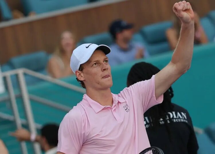 ATP - Miami > Mark Petchey répond à Joao Fonseca au sujet de Sinner : "Quand on qualifie Jannik de "robot", cela crée une certaine image dans l’esprit. Son jeu est bien plus complexe. Sa façon de se déplacer est la chose la plus éloignée d’un robot que j’aie jamais vue"