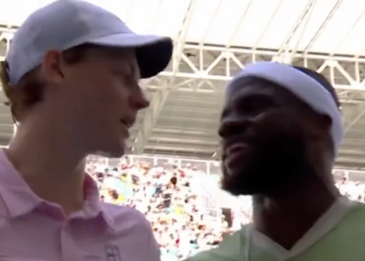 ATP - Miami, Vidéos > Jannik Sinner à Frances Tiafoe au filet après l'avoir facilement battu : "Je sais que tu étais fatigué, continue comme ça"