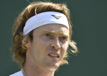 ATP > "Pas d’avion à Dubaï. Medvedev et Rublev vont tenter une exfiltration par la route qui se monnaye jusqu’à 2000$. Puis vol pour Los Angeles. 1er match, samedi… Dans quel état ?", s'interroge Benoît Maylin