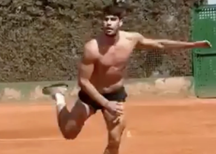 ATP, Vidéos > Pendant ce temps-là, Carlos Alcaraz fait du air tennis torse nu sur terre battue...