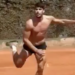 ATP, Vidéos > Pendant ce temps-là, Carlos Alcaraz fait du air tennis torse nu sur terre battue...
