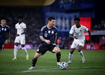 La queue des joueurs de la Mauritanie devant le vestiaire de l'Argentine pour récupérer le maillot de Messi