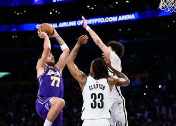 Les Lakers attendent le 4e quart-temps pour repousser les Nets