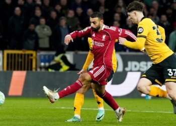 Salah se réveille, mais Liverpool sombre