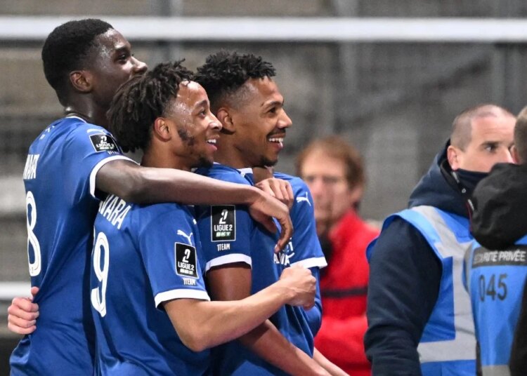 Troyes reprend la tête