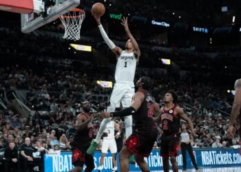 Victor Wembanyama (41 points, 16 rebonds) trop fort pour les Bulls