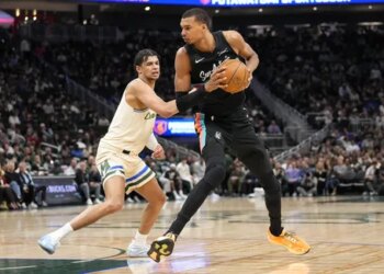 Victor Wembanyama et Stephon Castle s’amusent avec les Bucks