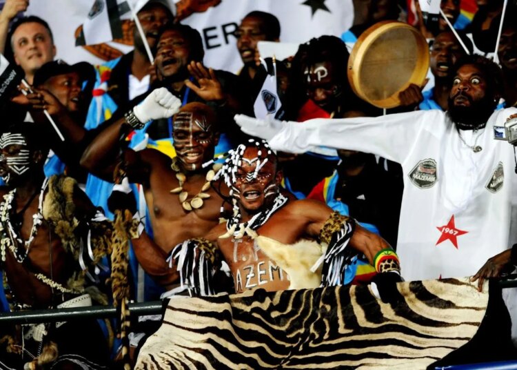 TP Mazembe : terrain envahi, une montagne de sièges arrachés… Le derby de Lubumbashi vire au chaos