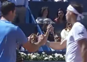 ATP - Barcelone, Vidéos > La poignée de main glaciale entre deux joueurs du top 60 après un ace à la cuillère sur balle de match !