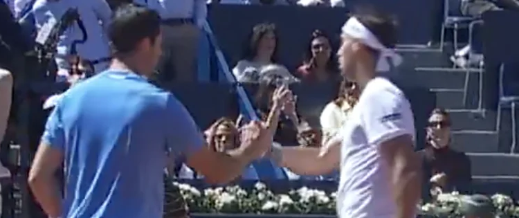 ATP - Barcelone, Vidéos > La poignée de main glaciale entre deux joueurs du top 60 après un ace à la cuillère sur balle de match !