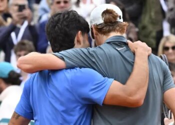 ATP > Jannik Sinner prévient tout le monde sur sa rivalité avec Alcaraz : "Celle entre Roger Federer et Rafael Nadal a duré 15 ans. Avec Carlos, elle ne fait que commencer, donc tout peut arriver"