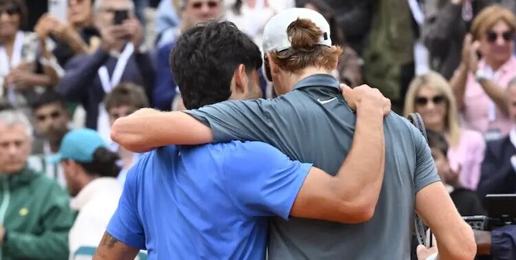 ATP > Jannik Sinner prévient tout le monde sur sa rivalité avec Alcaraz : "Celle entre Roger Federer et Rafael Nadal a duré 15 ans. Avec Carlos, elle ne fait que commencer, donc tout peut arriver"
