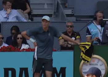 ATP - Madrid, Vidéos > En difficulté, Jannik Sinner s'adresse à son coach après son premier set perdu contre Benjamin Bonzi : "Un coup je suis bon, un coup je ne le suis pas"