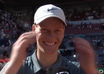ATP - Madrid, Vidéos > Jannik Sinner, mort de rire après sa victoire au 3e tour : "De toute façon, je n'ai pas besoin d'une application de rencontre"