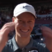 ATP - Madrid, Vidéos > Jannik Sinner, mort de rire après sa victoire au 3e tour : "De toute façon, je n'ai pas besoin d'une application de rencontre"