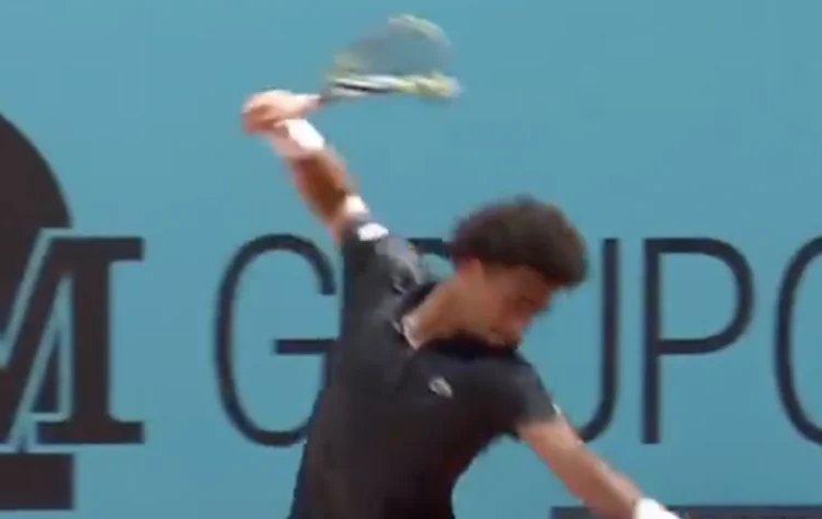 ATP - Madrid, Vidéos > Malmené et énervé, Arthur Fils s'acharne sur sa raquette