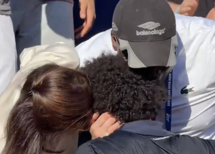 ATP, Vidéos > La magnifique célébration d'Arthur Fils avec ses parents après son sacre à Barcelone