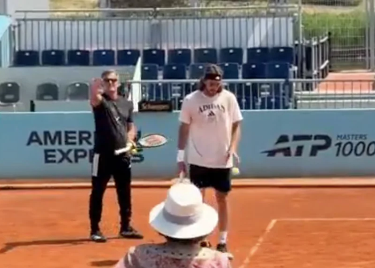 ATP, Vidéos > "Pendant que Tsitsipas essaie de s'entraîner, sa mère ne cesse de donner des conseils, tandis que son père lui demande de se taire et de le laisser tranquille"