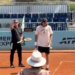 ATP, Vidéos > "Pendant que Tsitsipas essaie de s'entraîner, sa mère ne cesse de donner des conseils, tandis que son père lui demande de se taire et de le laisser tranquille"